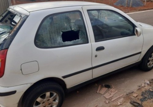 Mulher que quebrou carro com tijolo ao ver marido conversando com outra vai responder na justiça