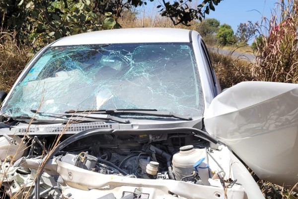 Motorista tenta entrar em estrada, é atingido por outro veículo e duas mulheres ficam feridas na MGC 354