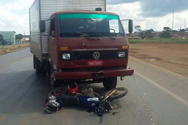 Motociclista fica gravemente ferido ao tentar entrar na BR365 e ser atingido por caminhão