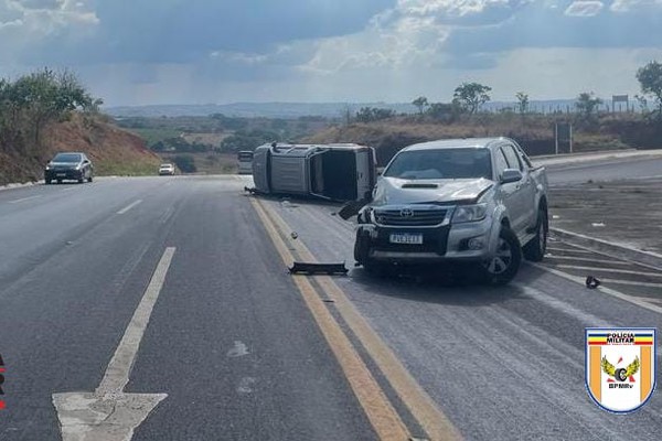 Hilux vai parar tombada após batida envolvendo outra Hilux na BR 146, em Cruzeiro da Fortaleza