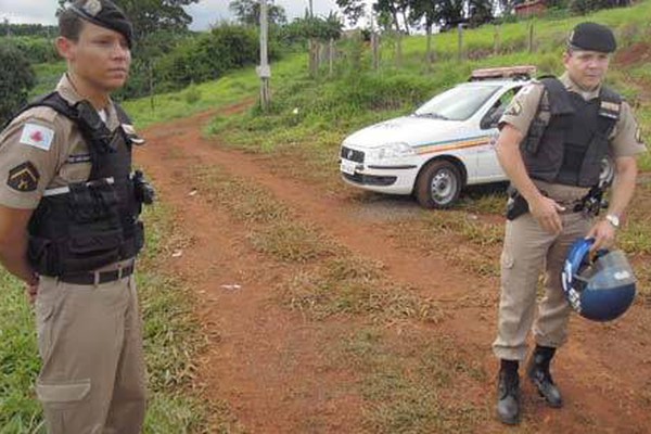 PM encontra motocicleta furtada escondida no meio do mato em Patos de Minas