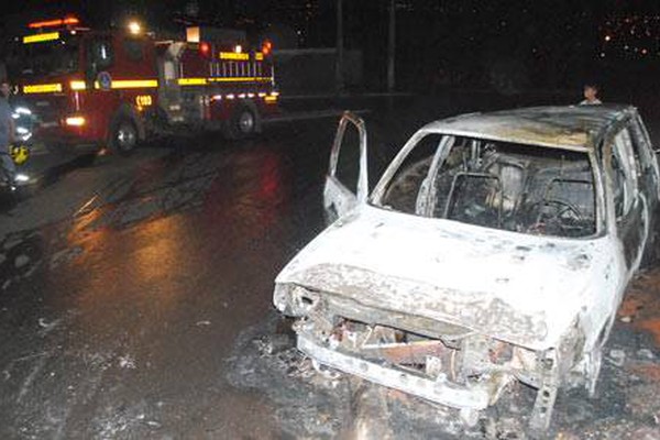 Veículo explode, pega fogo e é destruído pelas chamas no bairro Alto Colina