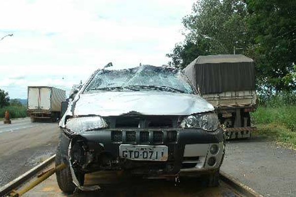 Veículo capota ao ser atingido por peça de caminhão, deixando 3 vítimas na BR365