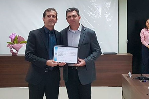 Em noite de homenagens, Diretor do Patos Hoje recebe Moção de Aplausos na Câmara Municipal