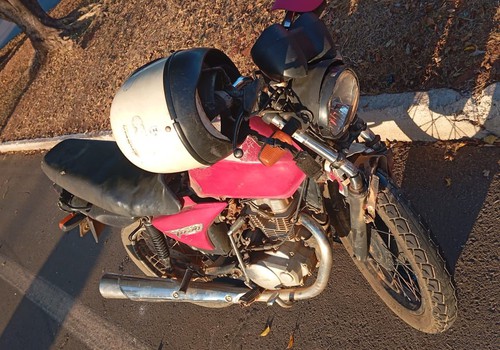 Homem inabilitado bate motocicleta em carro e fica gravemente ferido na avenida JK, em Patos de Minas