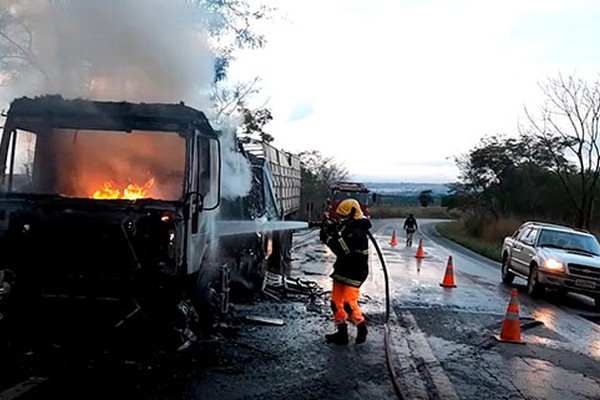 Carreta carregada com couro de boi pega fogo na BR 365, em Patos de Minas