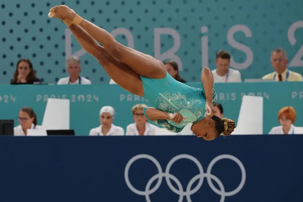 Rebeca é ouro no solo e vira maior medalhista olímpica do Brasil