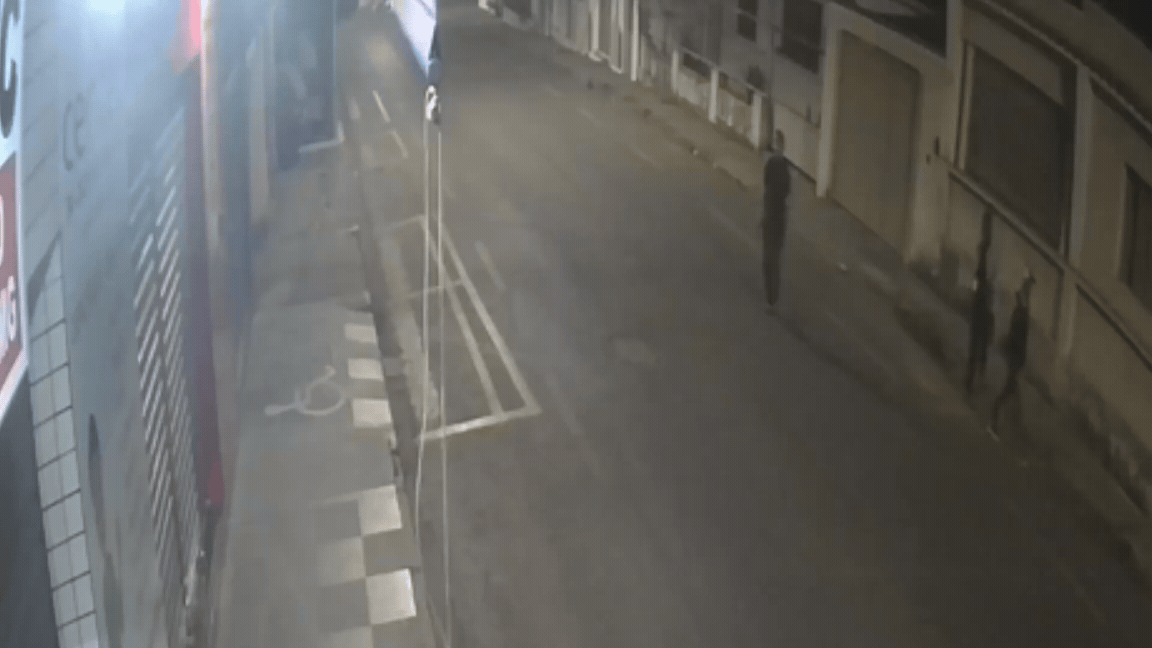 Imagens mostram vítima andando ao lado de dois homens instantes antes de ser assassinada